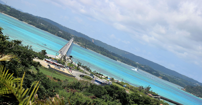 エメラルドグリーンの海の写真